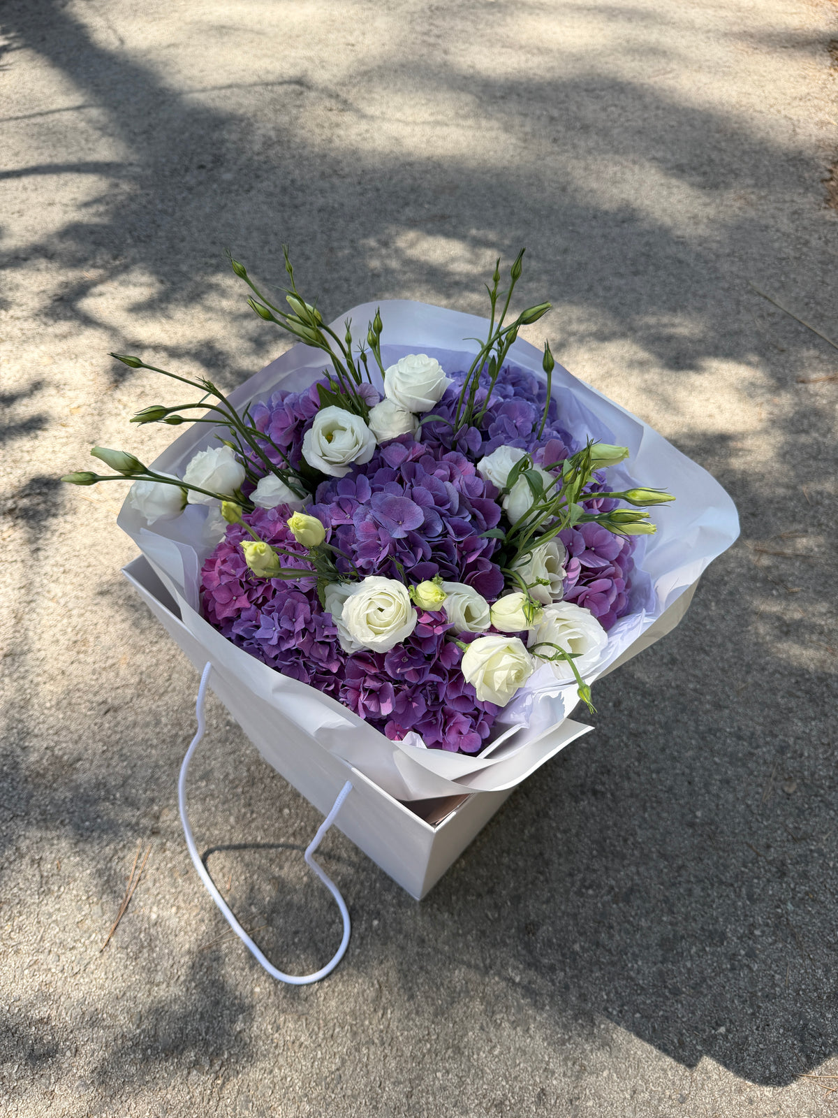 M size bouquet with hydrangeas and lisianthus