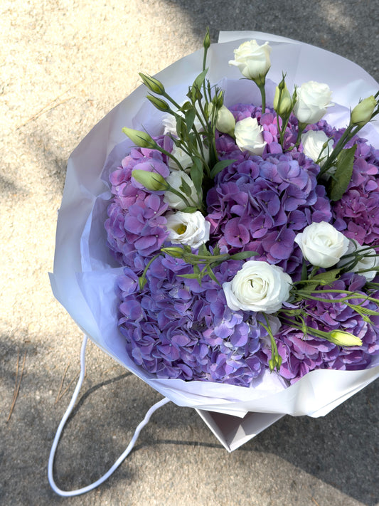 M size bouquet with hydrangeas and lisianthus