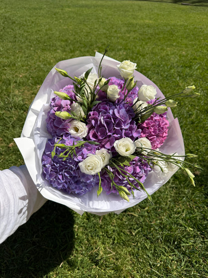 M size bouquet with hydrangeas and lisianthus